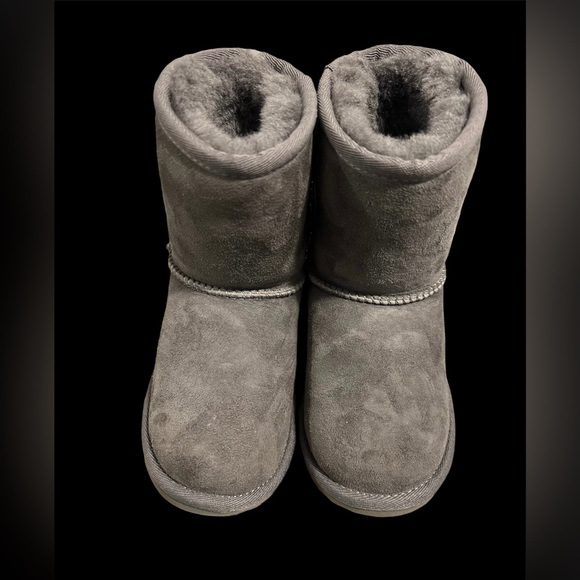 SOLD- UGG -Toddler 10C- Classic boot - Picture 2 of 5